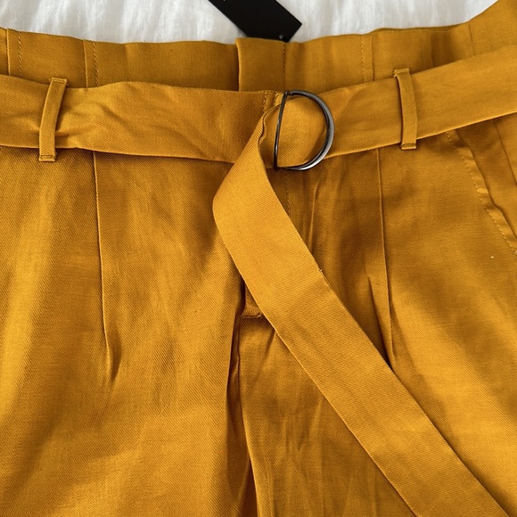 Banana Republic High-Rise Pleated 4" Linen-Cotton Short size 4 - Picture 3 of 3